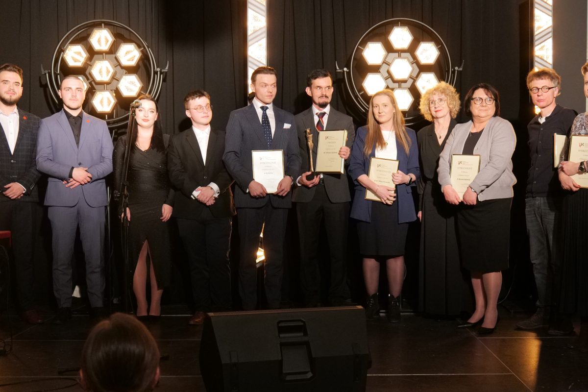 Uczestnicy gali na scenie w Klubie Studenckim WSPAK.