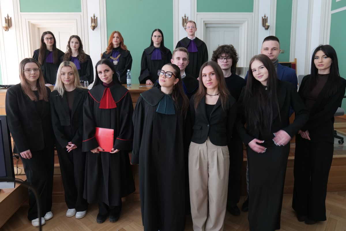 Studenci prawa uczestniczący w symulacji na sali sądowej.