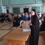 Fragment symulacji rozprawy. Przemawia oskarżycielka.