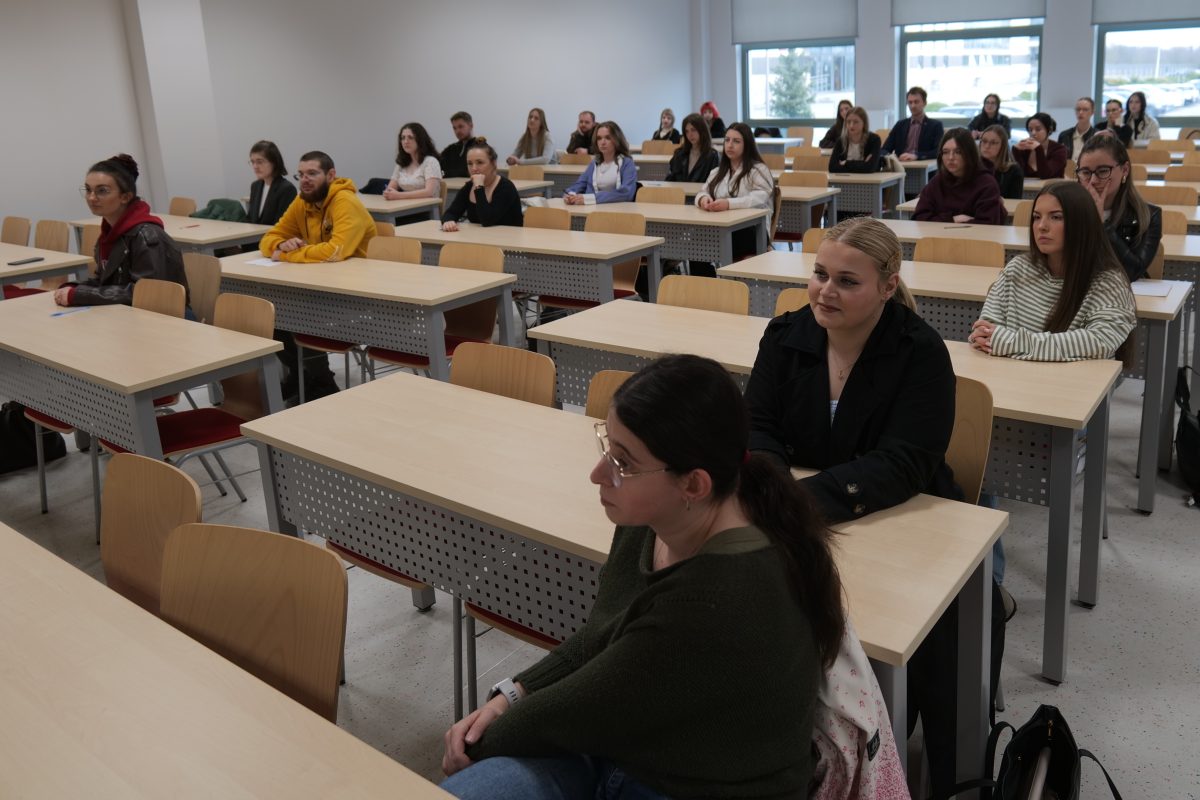 Uczestnicy dyktanda w sali Wydziału Humanistycznego.