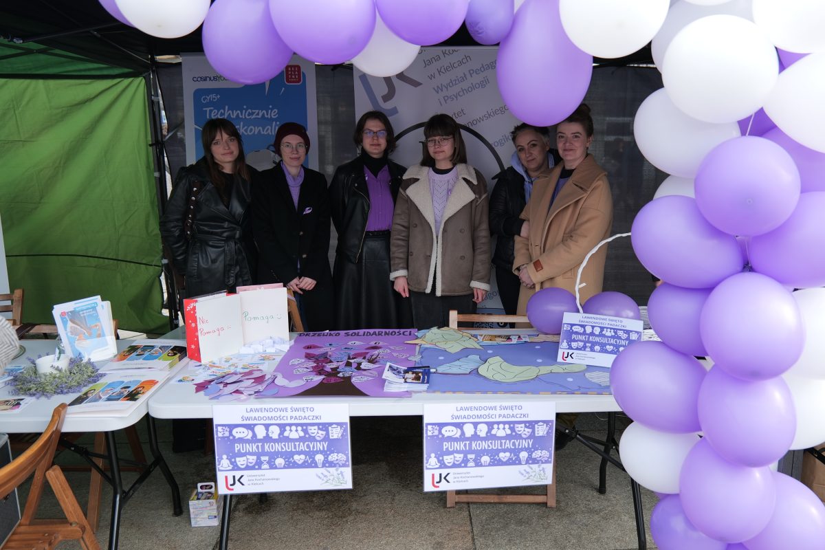 Studentki UJK na kieleckim Rynku.