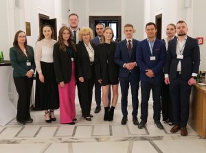 Studenci prawa z prof. Beatą Wojciechowską, rektor UJK w budynku Sejmu RP. 