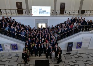 Zdjęcie uczestnik&oacute;w konferencji na schodach sejmowych. 