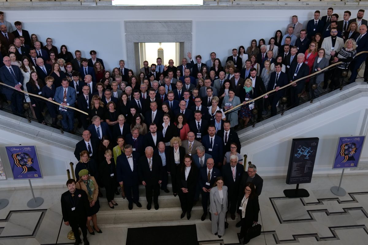 Zdjęcie uczestników konferencji na schodach Sejmu RP.