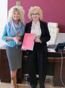 Prof. Beata Wojciechowska, rektor UJK i dr Oliwia Hildenbrand.