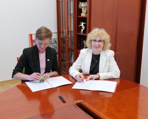 Podpisanie listu w gabinecie prezydentki Kielc.