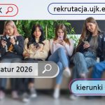 Grupa sześciorga zróżnicowanych studentów siedzi na kanapie i sprawdza telefony. Na grafikę nałożono paski wyszukiwarki internetowej z hasłami: „studia UJK”, „wyniki matur 2026”, „kierunki UJK” oraz adresem strony „rekrutacja.ujk.edu.pl”. W tle widoczne są zielone rośliny doniczkowe.