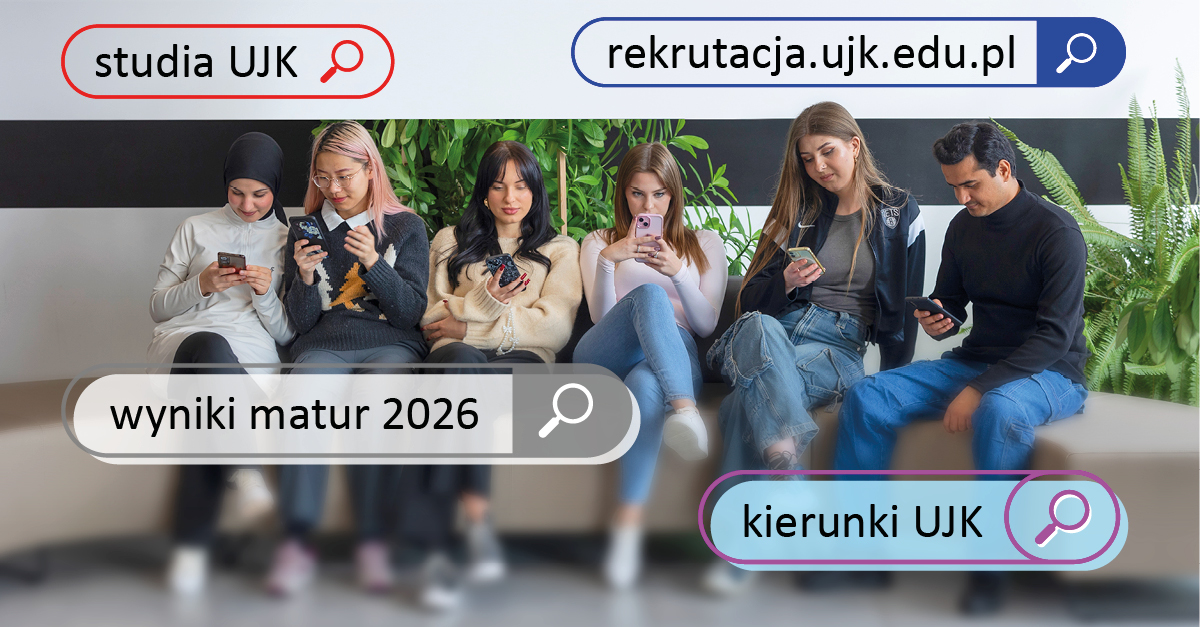 Grupa sześciorga zróżnicowanych studentów siedzi na kanapie i sprawdza telefony. Na grafikę nałożono paski wyszukiwarki internetowej z hasłami: „studia UJK”, „wyniki matur 2026”, „kierunki UJK” oraz adresem strony „rekrutacja.ujk.edu.pl”. W tle widoczne są zielone rośliny doniczkowe.