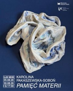 Plakat wystawy Karoliny Pakaszewskiej-Soboń pt. „Pamięć materii”. W centrum biało-niebieska, pofałdowana forma rzeźbiarska na ciemnoniebieskim tle. Wernisaż odbędzie się 05.08.26 o godz. 17:00, ekspozycja do 30.08.26. Na górze logotypy Muzeum Historii Kielc oraz Wydziału Sztuki UJK.