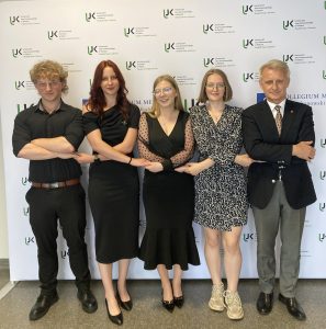 Jak unieść mostek pokazuje prof. Wojciech Kiezbak ze studentami. 