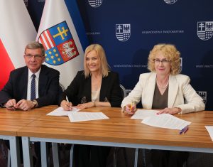 Umowę w tej sprawie podpisała prof. dr hab. Beata Wojciechowska, rektor UJK oraz Renata Janik, marszałek województwa świętokrzyskiego i Andrzej Pruś, członek Zarządu Województwa.