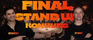 Plakat promocyjny wydarzenia komediowego. W tle scena stand-upowa z mikrofonem i publicznością. Duży, pomarańczowy napis &bdquo;FINAL STANDUP KONKURS&rdquo;. Po lewej uśmiechnięty mężczyzna (Jezierski) wskazuje palcem w prawo, po prawej łysy mężczyzna (Żywot) z skrzyżowanymi rękami. (260 znak&oacute;w ze spacjami)