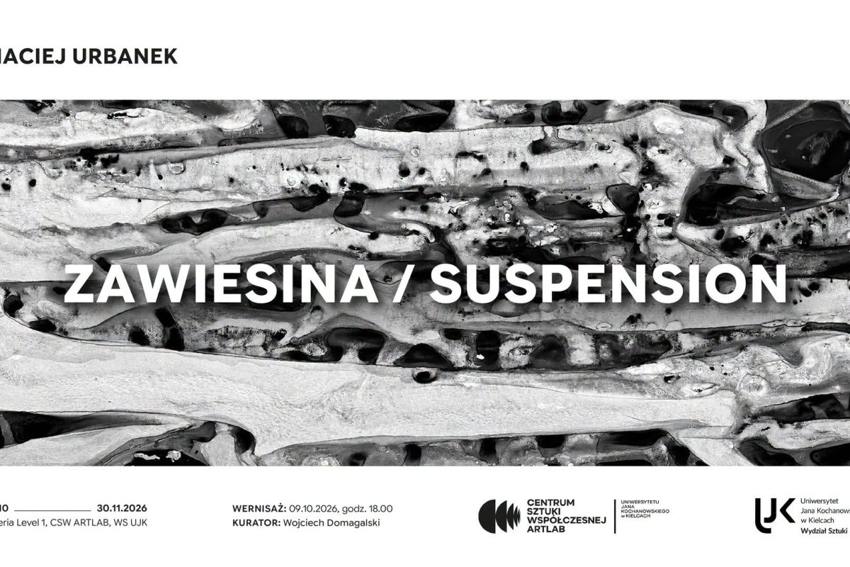 Plakat wystawy Macieja Urbanka „ZAWIESINA / SUSPENSION”. W tle czarno-biała, abstrakcyjna tekstura z dziurami i warstwami, na której umieszczono biały tytuł. Na dole: wernisaż 09.10.2026, godz. 18.00 w Galeria Level 1, CSW ARTLAB w Kielcach (09.10–30.11.2026). Kurator: Wojciech Domagalski.