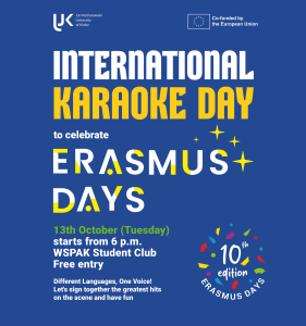 Niebieski plakat wydarzenia „International Karaoke Day” organizowanego z okazji Erasmus Days przez Uniwersytet Jana Kochanowskiego w Kielcach. Impreza odbędzie się 13 października od godz. 18:00 w Klubie Studenckim Wspak. Wstęp jest darmowy. Na dole umieszczono logo 10. edycji Erasmus Days.