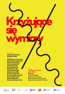 Żółty plakat wystawy „Krzyżujące się wymiary” w Galerii Uniwersyteckiej Biblioteki UJK w Kielcach. Czerwony napis przecinają dwie czarne linie – prosta i falista. Na plakacie wymieniono kuratorów i artystów oraz podano datę finisażu: 14 października 2026 r., godz. 18:00.
