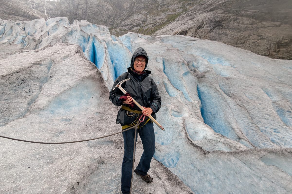 dr hab. Maria Górska-Zabielska, prof. UJK, na Nigardsbreen – lodowcu wypustowym czasy lodowej Jostedalsbreen w pd. Norwegii, 2 września 2026 r.