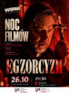 Plakat wydarzenia &bdquo;Noc Film&oacute;w&rdquo; w Studenckim Klubie WSPAK na UJK. Pokazuje Russell Crowe&rsquo;a trzymającego krzyż na czerwonym tle horroru &bdquo;Egzorcyzm&rdquo; (reż. Joshua John Miller). Seans: poniedziałek, 26.10, godz. 19:30, ul. Śląska 11A, Kielce.