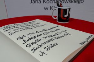 Odręczny wpis w księdze pamiątkowej dokumentujący wizytę Ambasadora Włoch na UJK.