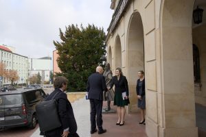 Powitanie ambasadora przez przedstawicielki uczelni przed budynkiem