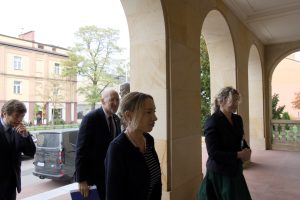 Przejście delegacji wzdłuż budynku pod arkadami.