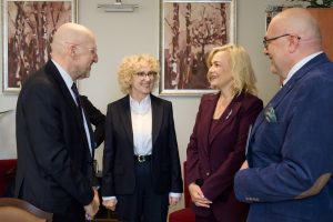 Rozmowa ambasadora z władzami uniwersytetu w gabinecie.