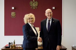 Oficjalny uścisk dłoni ambasadora i Rektor UJK