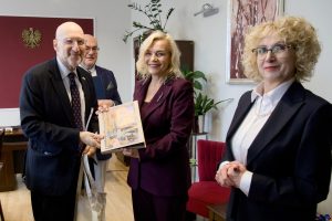 Ambasador oraz Marszałek województwa prezentują wspólnie trzymany pamiątkowy album.